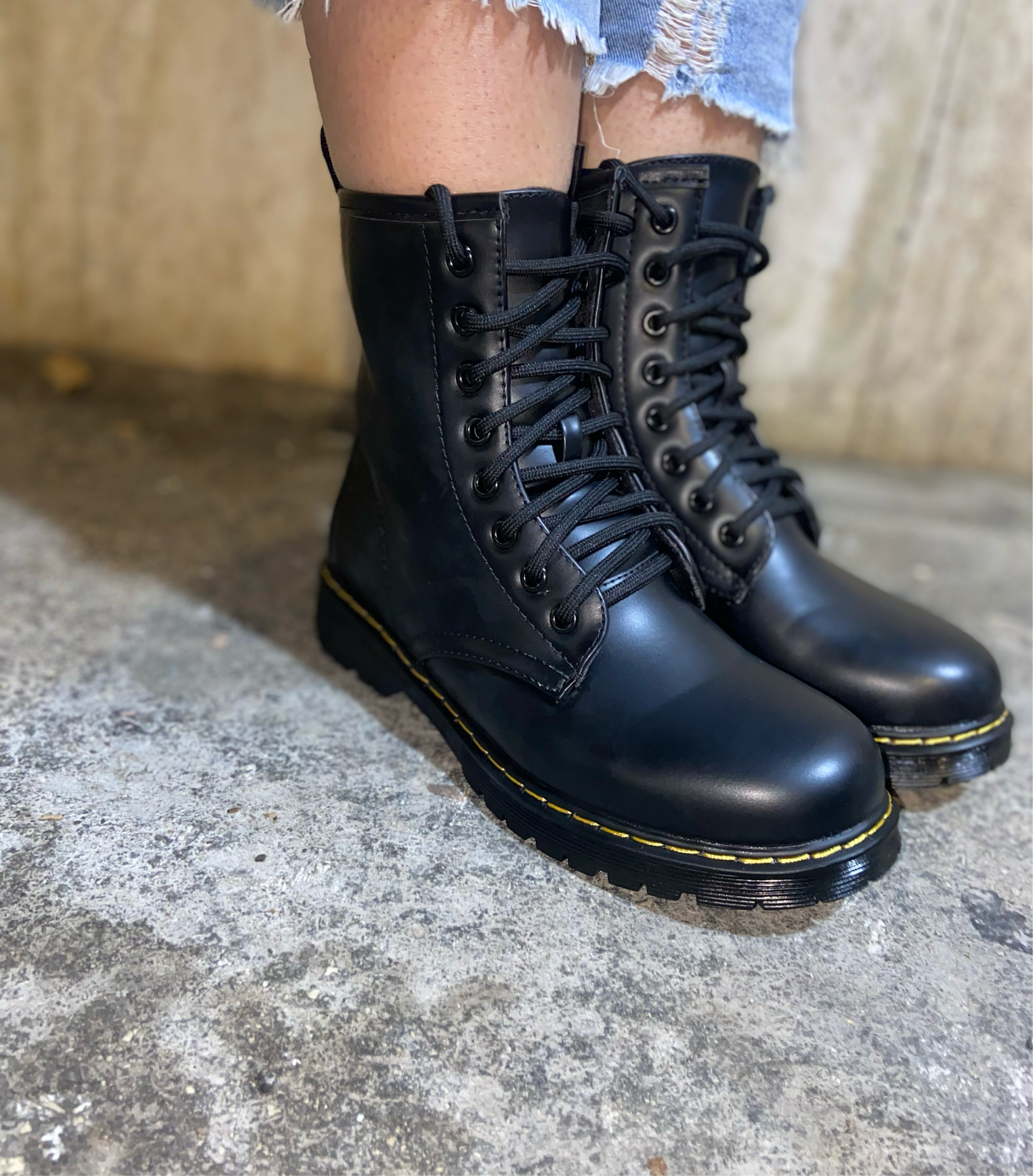 MODELLO DR MARTENS BASSA